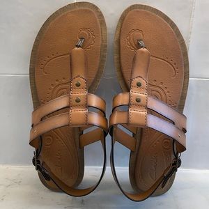 Clarks size 7 sandal thong with back strap flat